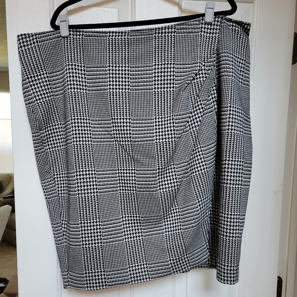 Lane Bryant, 22, Mock wrap houndstooth Black/White Woman's skirt